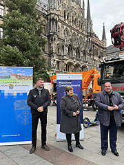 Peitings Bürgermeister Peter Ostenrieder, Weilheim-Schongaus Landrätin Andrea Jochner-Weiß und Münchens Wirtschaftsreferenz Clemens Baumgärtner bei der Viorstellung vor dem Christbaum 2021 (©Foto. Martin Schmitz)